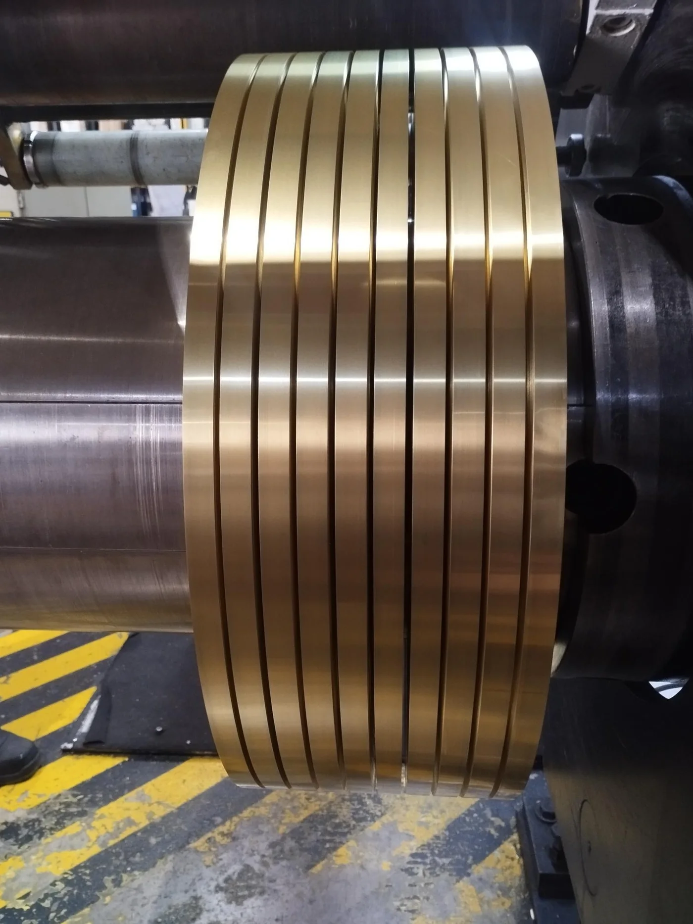 Detalle de arrolladora industrial para integración de medición sin contacto